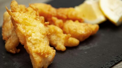 Baccalà in tempura in crema di patate al nero di seppia