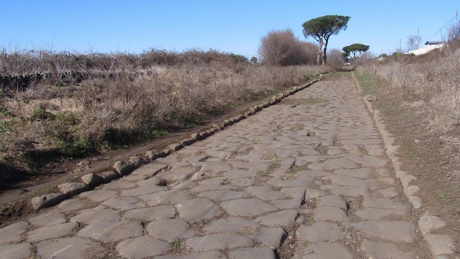 Strada dell'appia antica da roma ai castelli romani