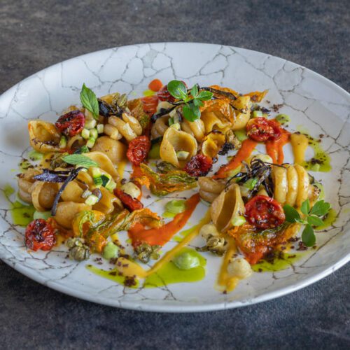 Pasta mista con aglio nero e tutta l'estate dentro