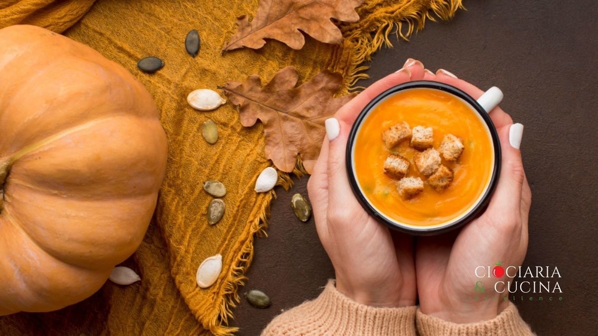 Crema di zucca con crumble e semi di zucca e chicchi di melagrana.